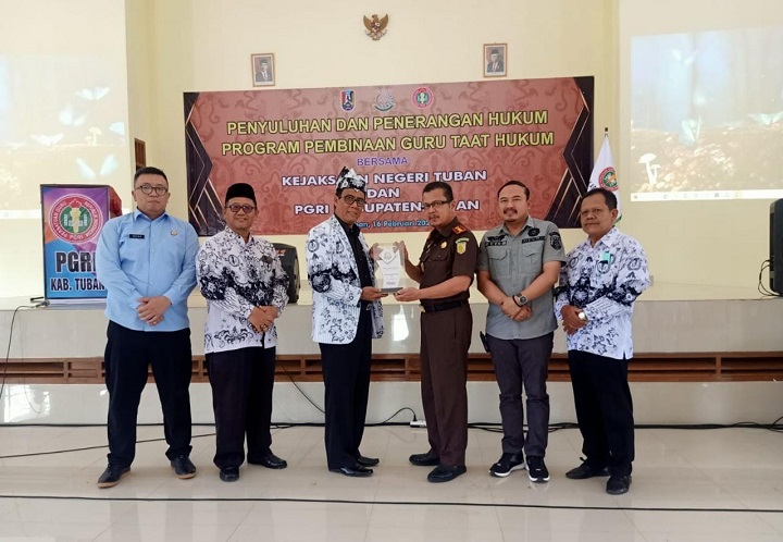 Penyerahan cinderamata program guru taat hukum oleh ketua PGRI Tuban kepada Kajari Tuban