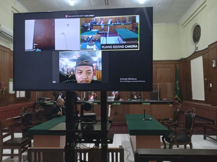 Terdakwa saat menjalani sidang secara online. SP/Budi Mulyono