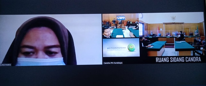 Terdakwa Linda saat mendengarkan pengacaranya membacakan pembelaan dalam sidang di ruang Candra, PN Surabaya, secara online, Senin (05/07/2021). SP/Budi Mulyono