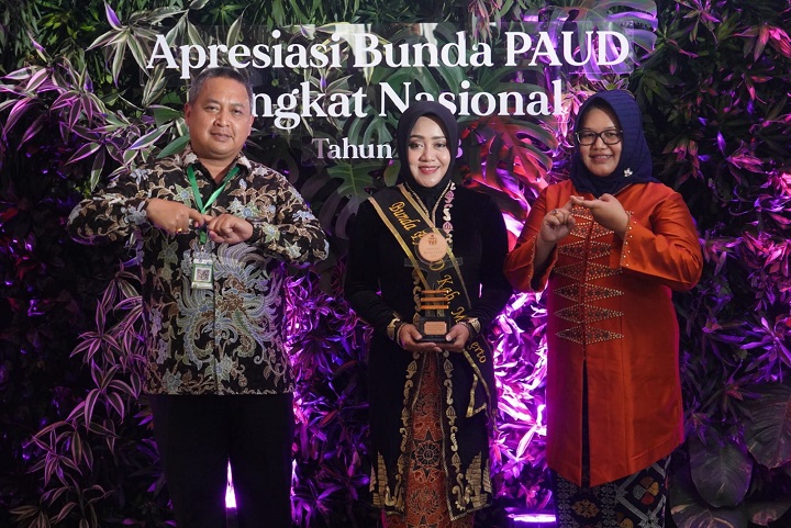 Bunda PAUD Kabupaten Mojokerto Ikfina Fahmawati, menerima penghargaan Apresiasi Bunda PAUD Tingkat Nasional Tahun 2023.