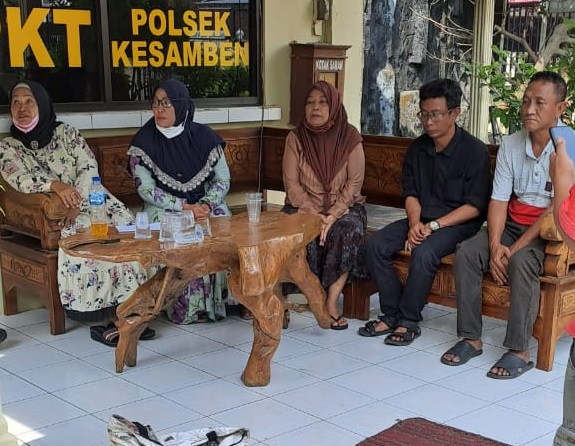Kelima komplotan emak emak dan dua pria saat diamankan di Polsek Kesambèn, kini ke 5 nya ditahan di Polres Blitar. SP/Hadi Lestariono