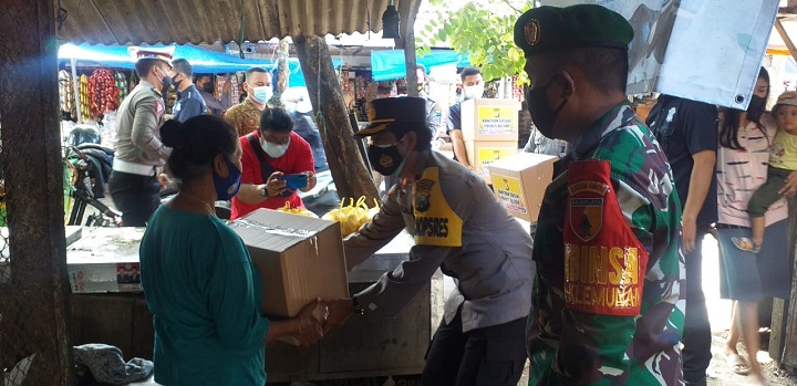 Situasi pemberian sembako oleh Waka Polres Blitar Kompol Wiji Rahayu SH. SP/Hadi Lestariono