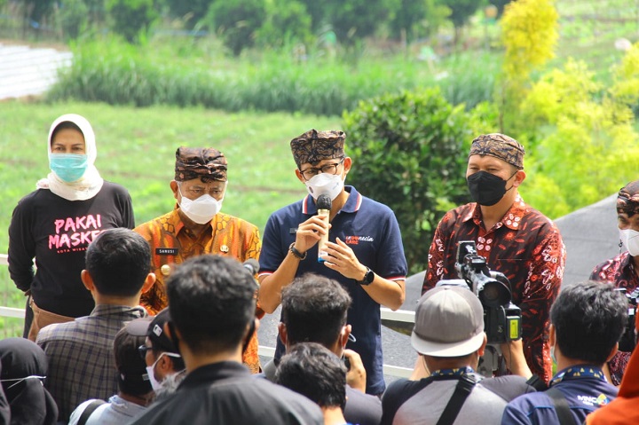 Sandiaga Salahudin Uno Menteri Pariwisata dan Ekonomi Kreatif Bersama Denny Caknan dan Cak precil mendatangi Café Sawah. SP/Dwy AS