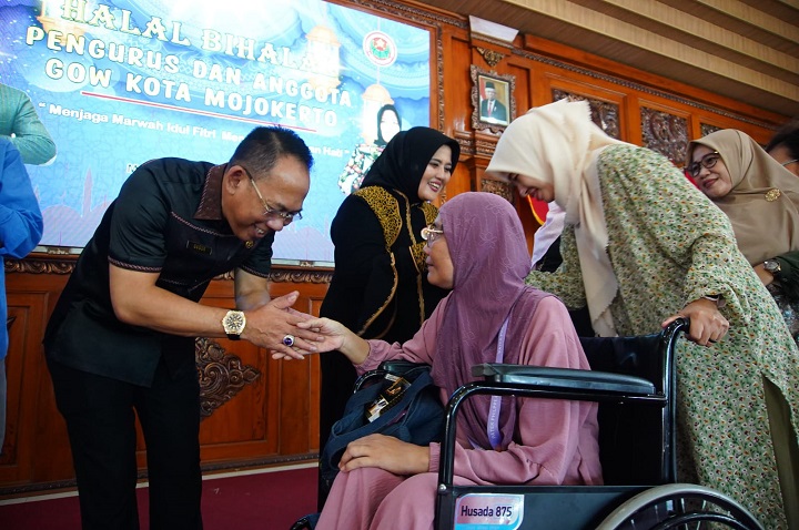 Sekdakot usai memberikan sambutan menghampiri undangan yang menggunakan kursi roda