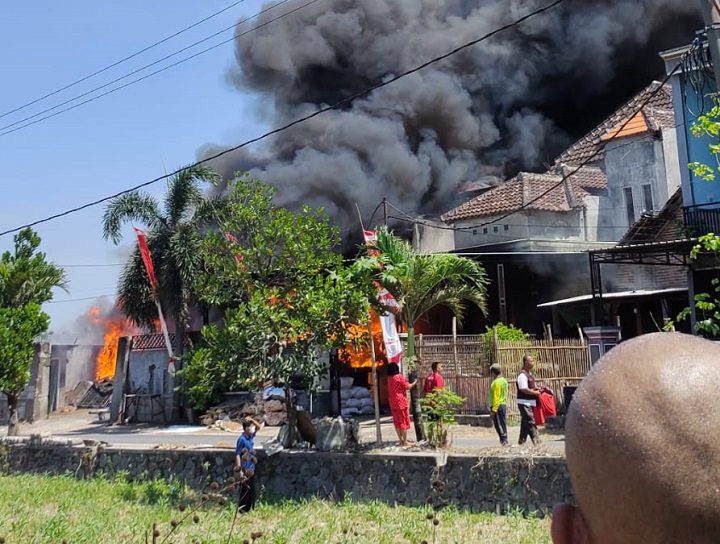 Kebakaran yang terjadi di gudang home industri tempat produksi minyak goreng di Dusun Sidoduwur, Desa Parengan, Kecamatan Jetis, kabupaten Mojokerto. SP/Dwy AS