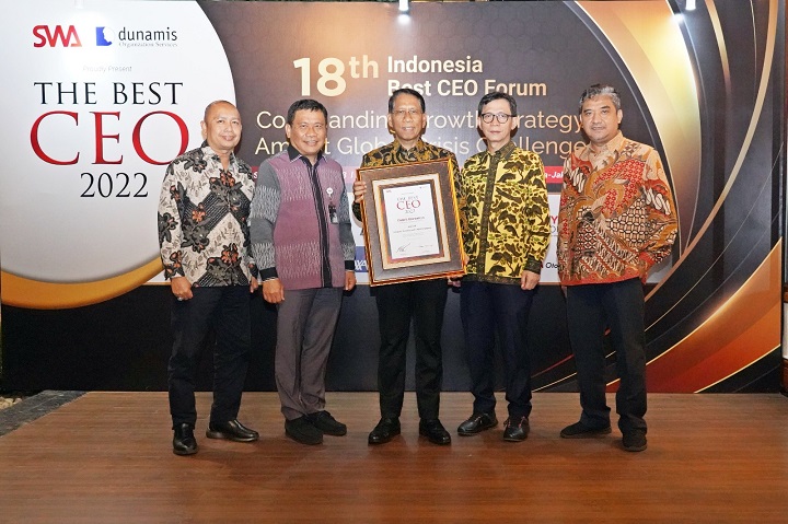 Dirut KAI saat terima Piagam penghargaan. SP/Lestariono