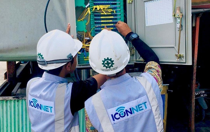 Petugas PLN Icon Plus sedang melakukan pengecekan kesiapan jaringan Iconnet saat aktivasi pelanggan baru.