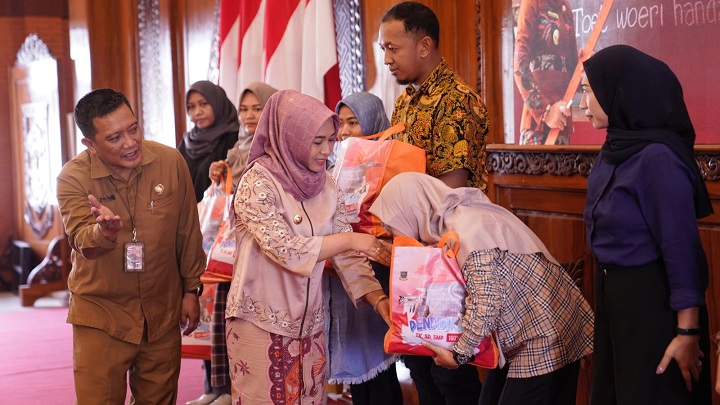 Wali kota Ning Ita saat bagikan secara simbolis perlengkapan sekolah gratis.