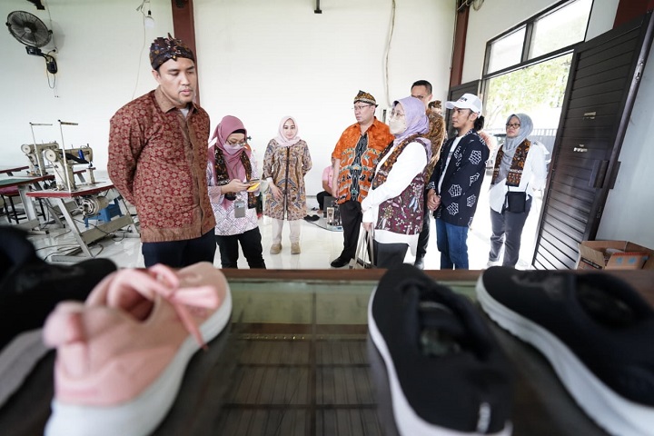 Foto bersama para pengrajin alas kaki , pengrajin batik, Asisten dan , wali kota serta Direktorat Jenderal IKMA