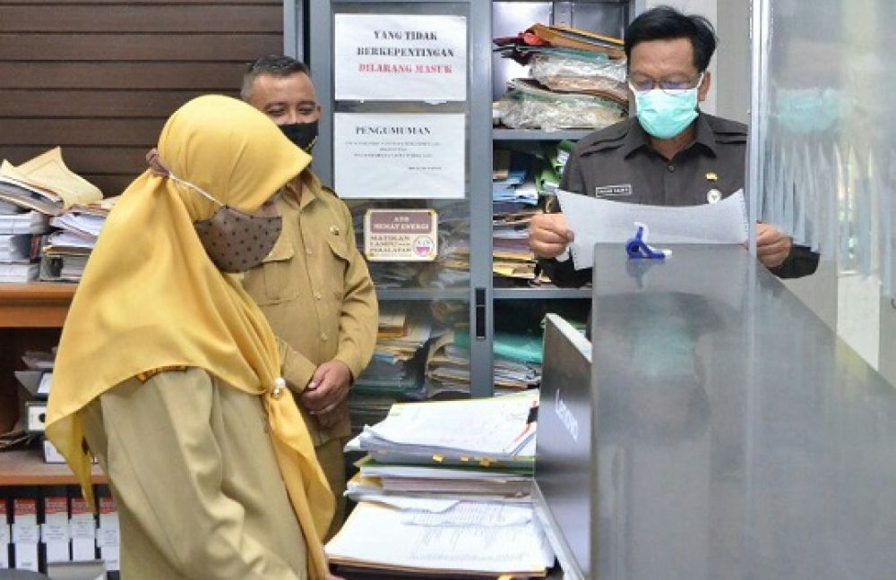 Bupati Sambari saat sidak di ruangan bendahara BPPKAD. SP/M AIDID