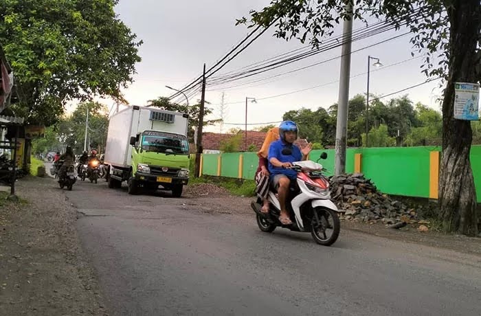 Perbaikan jalan di salah satu Pasuruan kecamatan Kraton, beberapa waktu lalu.