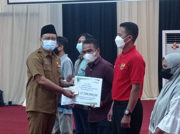 Wali Kota Gus Ipul saat serahkan bantuan RTLH kepada KPM secara simbolis.