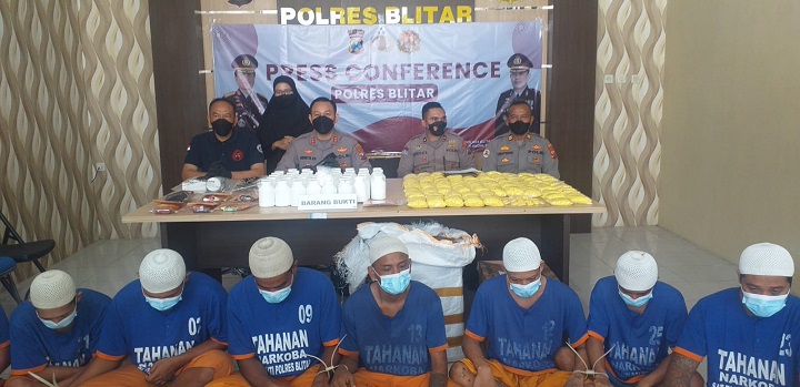 Kapolres Blitar AKBP Adhitya sampaikan keterangan saat pers release. SP/Hadi Lestariono