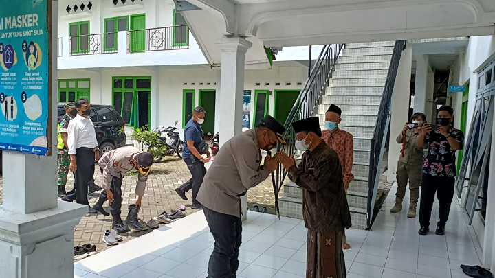 Kapolres Blitar Kota AKBP Argowiyono ketika silaturahmi dengan Ketua MUI Kota. SP/Hadi Lestariono