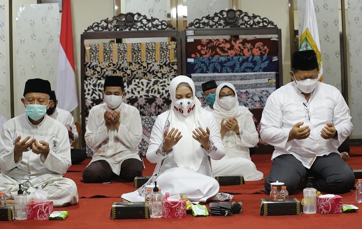 Wali Kota Ning Ita saat mengikuti acara Berdzikir dan Bersholawat pada Kamis (13/8/21) malam di Ruang Sabha Pambojana Rumah Rakyat. SP/Dwy AS