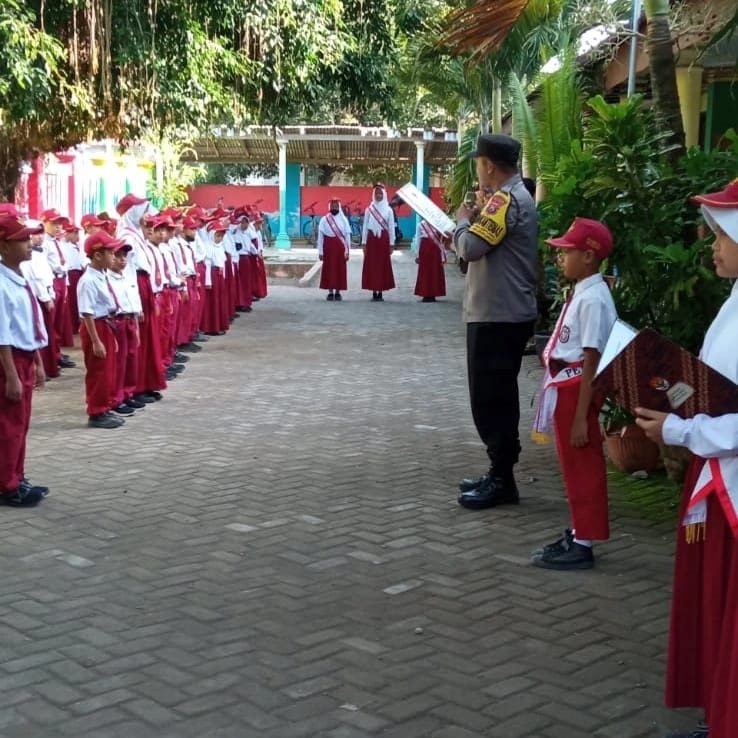 Bhabinkamtibmas Polsek Selopuro Bripka Sony beri pencerahan tentang bahaya bullying. SP/Lestariono