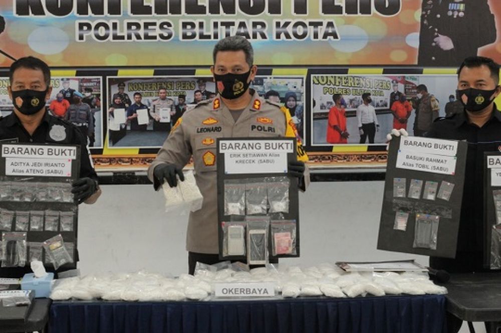 Kapolres Blitar Kota AKBP Leonard M Sinambela SH S.IK MH menunjukkan barang bukti dalam Konferensi pers ( Jumat 28/8) sore tadi. SP/Les