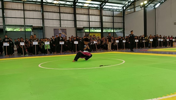 Penampilan peragaan Solospel seni pencak silat oleh ketua Panitia Kejuaraan Pencak Silat Antar Pelajar SH Terate Cabang Tuban