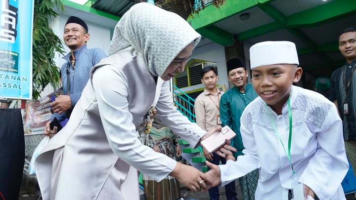 Wali Kota Mojokerto Ika Puspitasari saat menghampiri anak-anak yang akan dikhitan