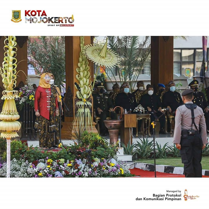 Wali Kota Ning Ita saat mengikuti rangkaian upacara hari jadi Kota Mojokerto digelar dengan prokes ketat di halaman Gedung Pemerintah Kota Mojokerto, Minggu (20/6/2021). SP/Dwy AS