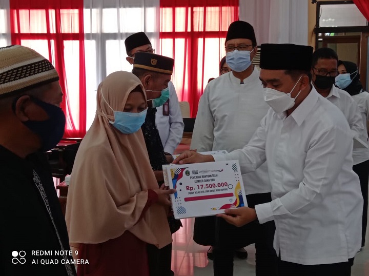 Wali Kota Pasuruan Drs.H Saifullah Yusuf memberikan bantuan dana rehabilitasi rumah tidak layak huni (RTLH) secara simbolis. SP/Dir