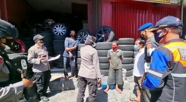 Petugas menutup paksa toko-toko sektor non-esensial yang 100% harus WFH. SP/Arlana