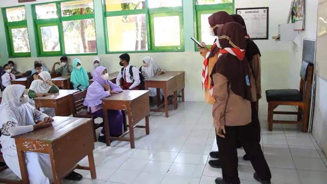 Siswa-siswi SMP di salah satu Sekolah kota Pasuruan