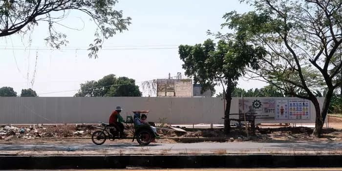 Sejumlah pengendara melintas di depan lokasi pembangunan gedung baru damkar di Kraton yang saat ini mulai berjalan.