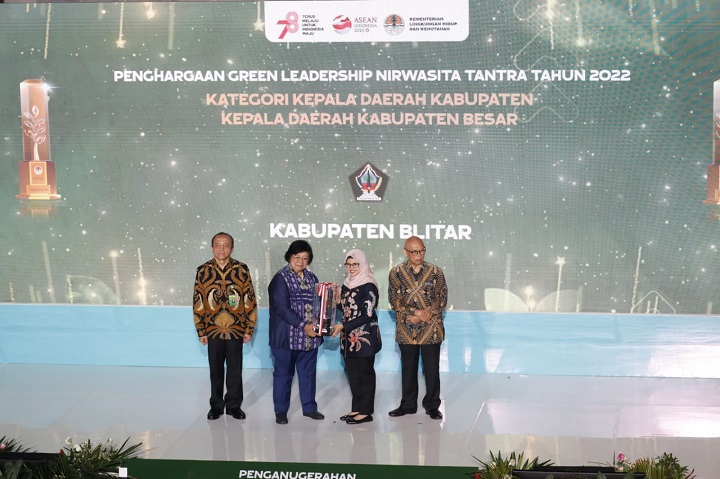 Bupati Blitar saat menerima penghargaan yang diserahkan langsung oleh Menteri Lingkungan Hidup dan Kehutanan Siti Nurbaya.