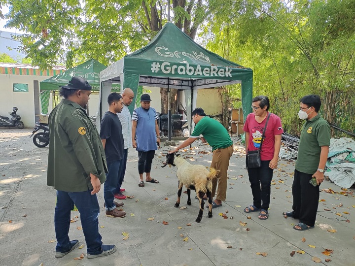 Perwakilan manajemen Grab Indonesia menyerahkan hewan kurban kambing kepada panitia Iduladha di Surabaya dalam rangka Iduladha 1444H