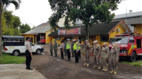 Petugas saat akan melaksanakan tugas. SP/Lim