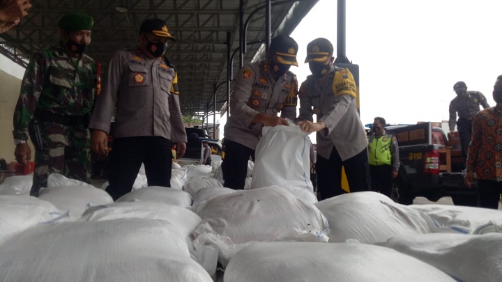 Kapolres Mojokerto Kota, AKBP Deddy Supriadi saat penyaluran bantuan sosial beras 10 ton. SP/Dwy