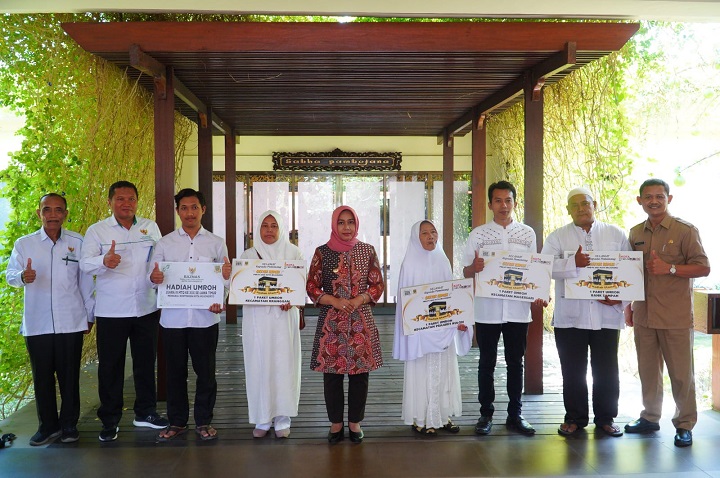 Para pemenang umroh yang diberangkatkan Wali Kota Mojokerto.