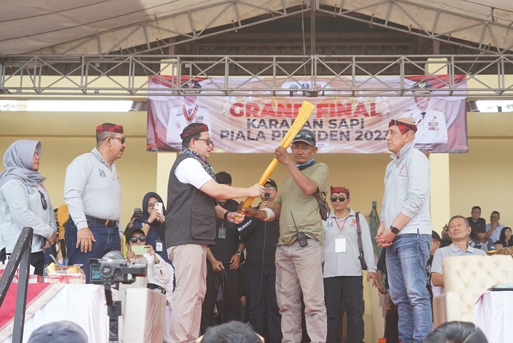 Sekda Provinsi saat menyerahkan Bendera tanda kerapatan sapi dimulai
