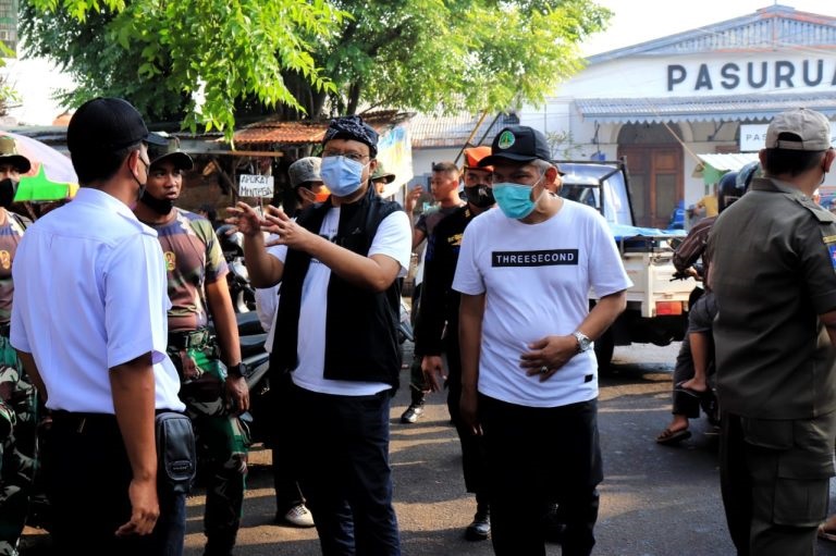Wali Kota Pasuruan Saifullah Yusuf (Gus Ipul) memimpin aksi bersih-bersih. SP/Ris