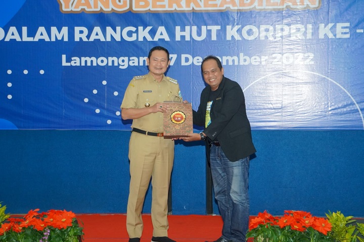 Bupati saat memberikan cinderamata kepada narasumber. SP/MUHAJIRIN KASRUN