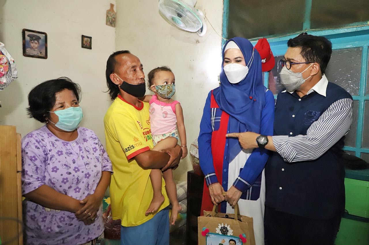 Machfud Arifin dan Lita Machfud sempat mendatangi salah satu keluarga yang memiliki anak menderita stunting di Banyu Urip Lor .SP/Alqomaruddin.