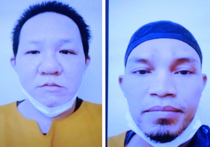 Terdakwa Djoni bin Lie Win Fie (kiri), dan terdakwa Subhan bin Sahladi , saat mendengarkan keterangan saksi, di ruang Candra PN Surabaya, secara online. SP/Budi Mulyono