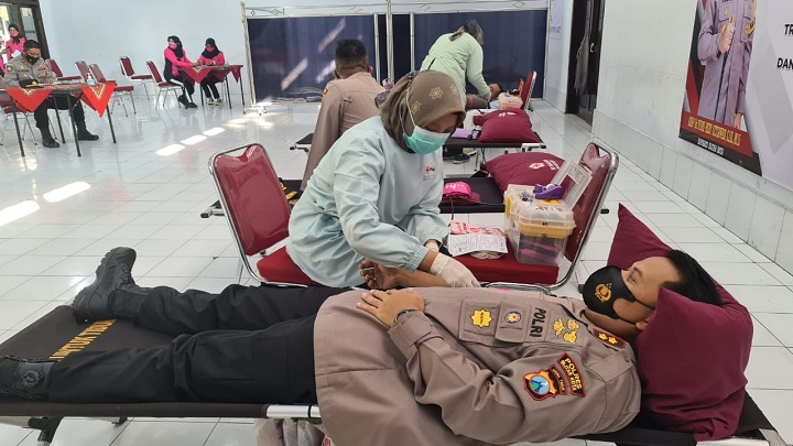 Kapolres blitar mengawali kegiatan donor darah yang kemudian diikuti para personel. SP/Hadi Lestariono