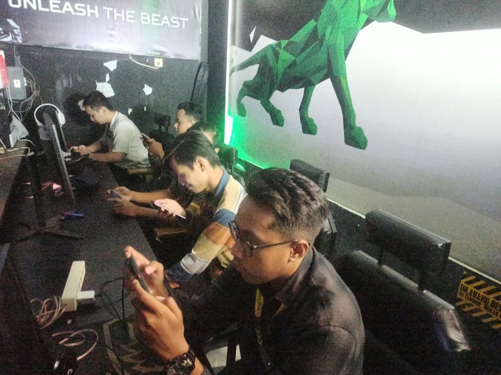 Sejumlah atlet ESI Kota Blitar saat menjalani pemusatan latihan jelang Kejurprov di Puslatkot ESI Kota Blitar. SP/Hadi Lestariono