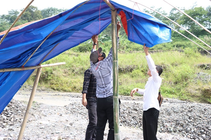 Petugas yang dikomandani Ipda Yuno Sukaito robohkan puluhan tenda para penambang liar