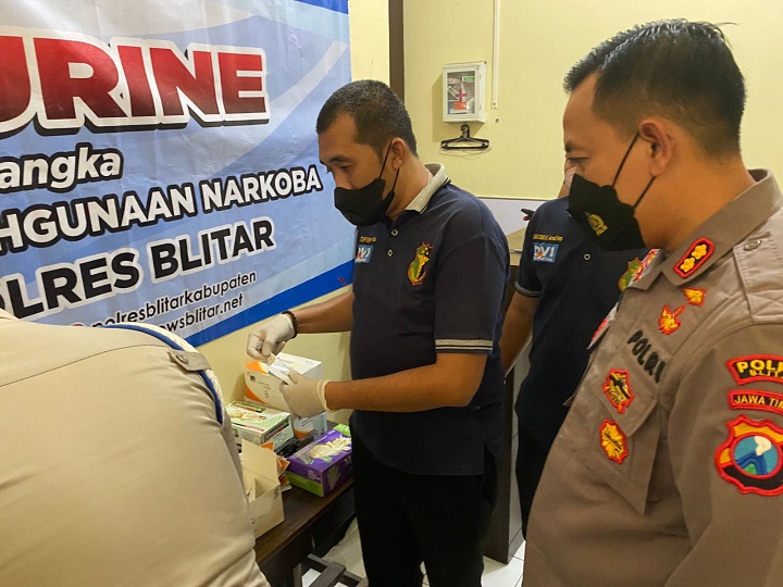 Kapolres Blitar AKBP Adhitya serahkan Urine ke petugas di susul para PJU. SP/Hadi Lestariono