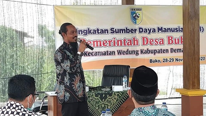 Kades Sekapuk Abdul Halim saat diundang sebagai narasumber di Pemdes Buko Demak, Jawa Tengah. SP/M.AIDID