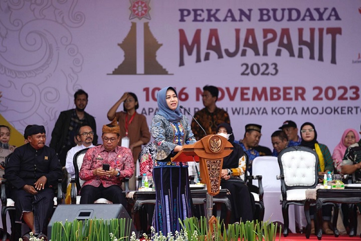 Wali kota Mojokerto, Ika Puspitasari membuka Kirab Budaya dan Pekan Budaya Majapahit di Lapangan Raden Wijaya, Kecamatan Prajurit Kulon, Kota Mojokerto, Jumat (10/11/2023).