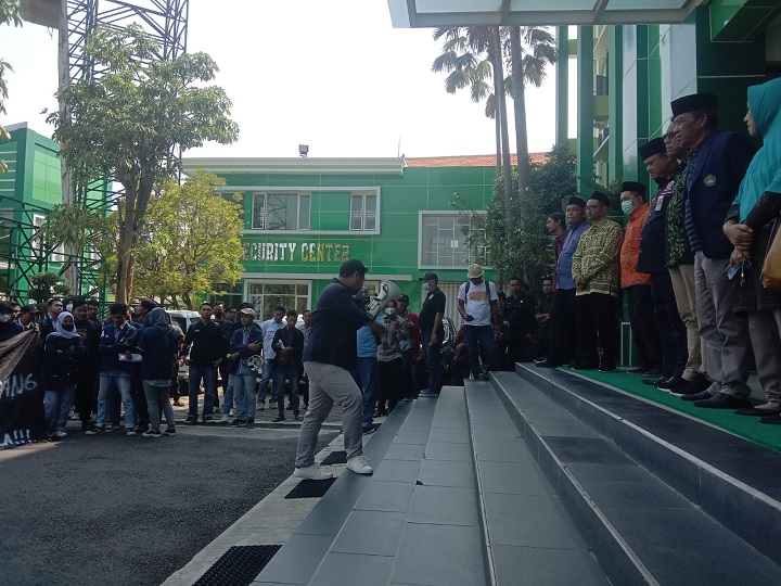 Ketua YPPTI Wardoyo dan pihak rektorat saat menemui aksi demo mahasiswa nya. SP/MUHAJIRIN KASRUN