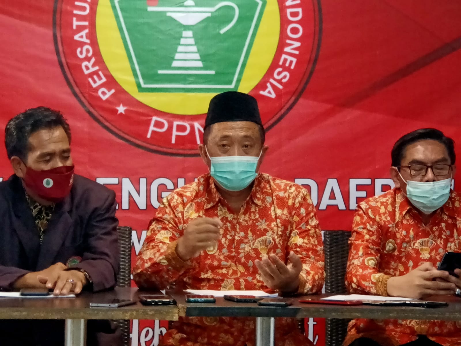 Ketua DPD PPNI Kabupaten Mojokerto, Mas'ud Susanto saat mengeluarkan pernyataan sikap terkait kisruh yayasan PPNI. SP/Dwy AS