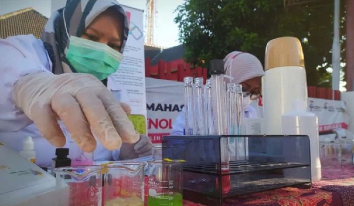 Petugas dari BPOM saat menguji kandungan yang terdapat dari makanan dan minuman di pasar takjil.