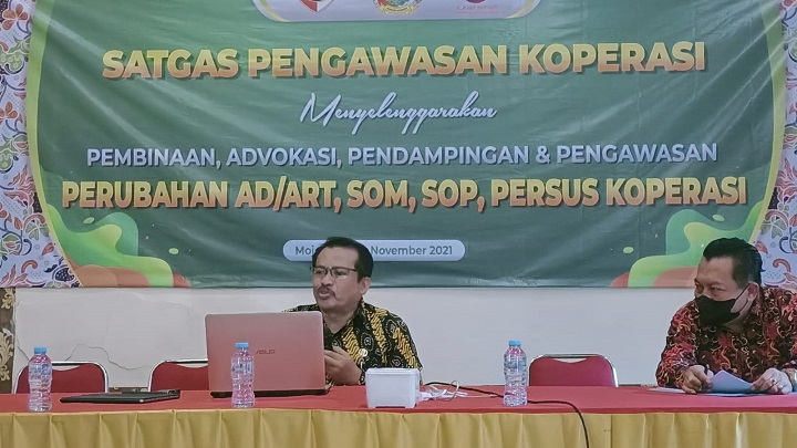 Hukamarudin saat melakukan pembinaan, advokasi, pendampingan dan pengawasan terkait perubahan AD/ART, SOM, SOP dan Persus Koperasi,  di Rumah Makan Foodpedia, Kecamatan Bangsal, Kabupaten Mojokerto, Selasa (30/11/2021) siang. SP/Dwi AS