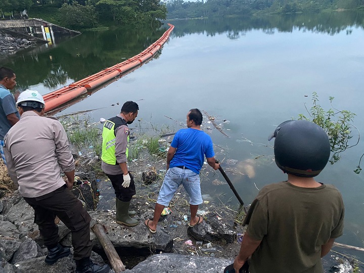 Petugas saat mengevakuasi jenazah korban. SP/Lestariono