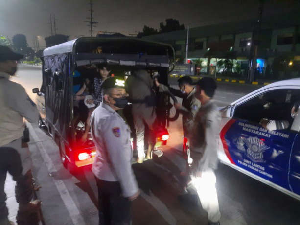  Antisipasi tawuran, petugas gabungan di Surabaya ruting menggelar operasi di malam hari selama Ramadhan.